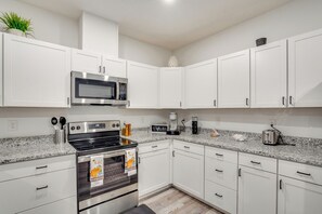 Fridge, microwave, stovetop, dishwasher