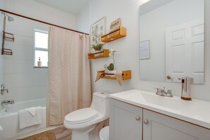 Hair dryer, towels - 13 Mi to Beaches: Pet-Friendly Condo in Palmetto! (Palmetto)