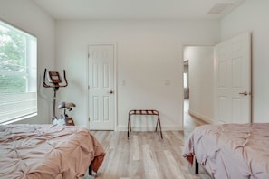 4 bedrooms, desk, iron/ironing board, internet