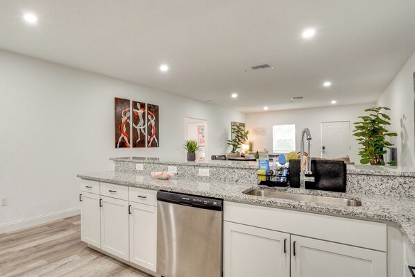 冷蔵庫、電子レンジ、コンロ、食器洗い機