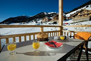 Outdoor dining - Ski-in/ski-out & foot of the slopes, view mountain, fitness, swimming pool, sauna, hammam, terrace (Montgenèvre)