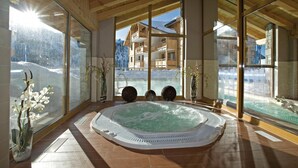 A spa area with a hot tub, large windows, and a view of a snowy mountain. - Wifi, 300m from shops, view mountain, swimming pool, sauna, hammam, terrace, balcony, tv, ski locker (Montgenèvre)