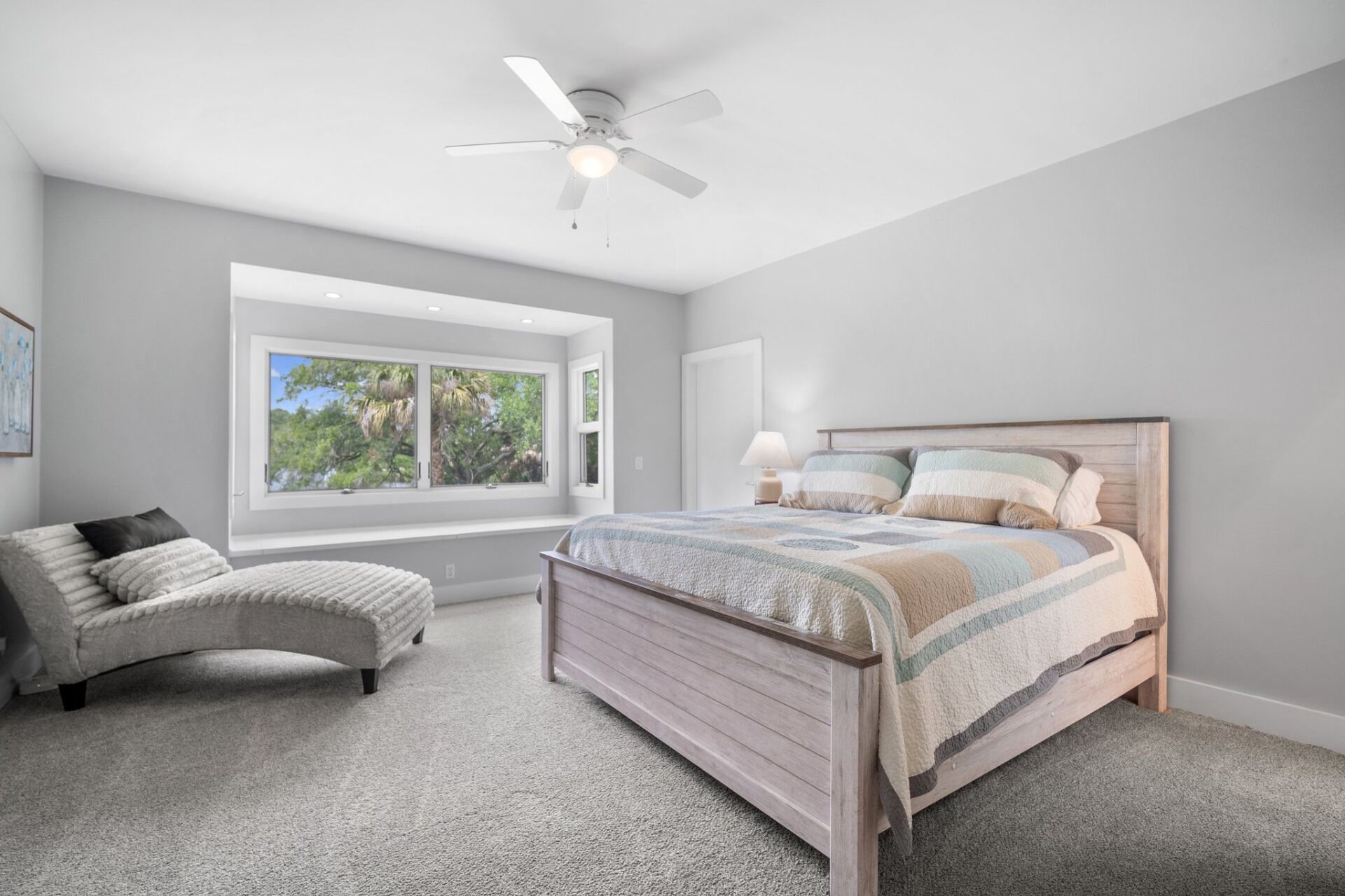 4 bedrooms, internet, bed sheets