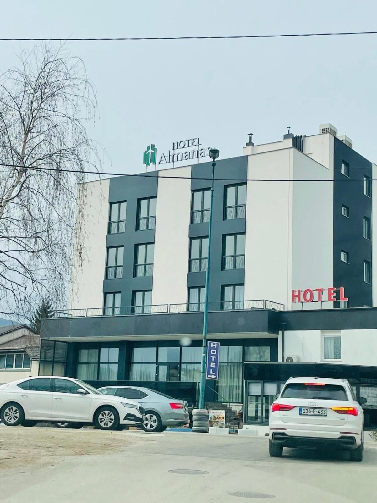 Un edificio hotelero de varios pisos con fachada moderna, ventanas amplias y un cartel que indica que es un hotel.