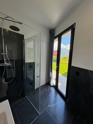 Douche, séchoir à cheveux, bidet, serviettes fournies