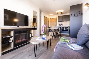 Living area - Wifi, at the foot of shops, view mountain, swimming pool, sauna, hammam, tv, ski locker, 91m² (Les Deux Alpes)