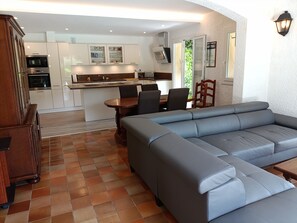 Fernseher, Tischtennisplatte