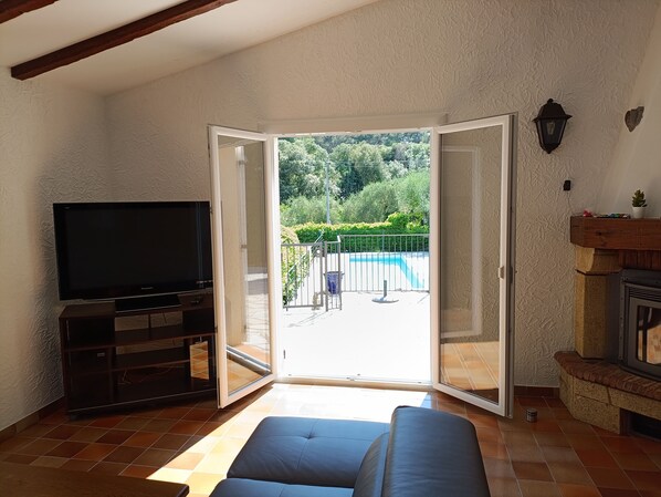 Fernseher, Tischtennisplatte