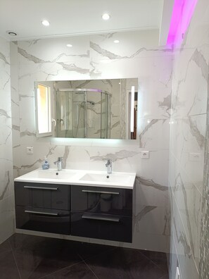 Douche, sèche-cheveux, serviettes fournies, savon