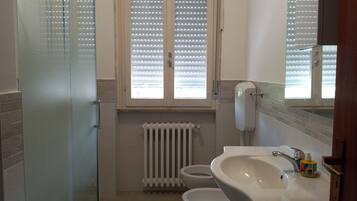 Doccia, asciugacapelli, bidet, asciugamani