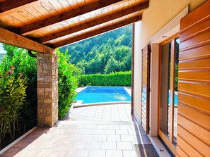 Una piscina al aire libre