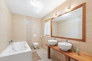 Sèche-cheveux, bidet, serviettes fournies, savon