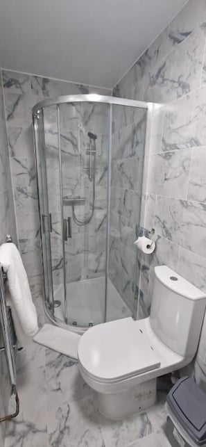 Family Room | Bathroom | Rainfall showerhead, free toiletries, hair dryer, towels - Crown House (Oxford)