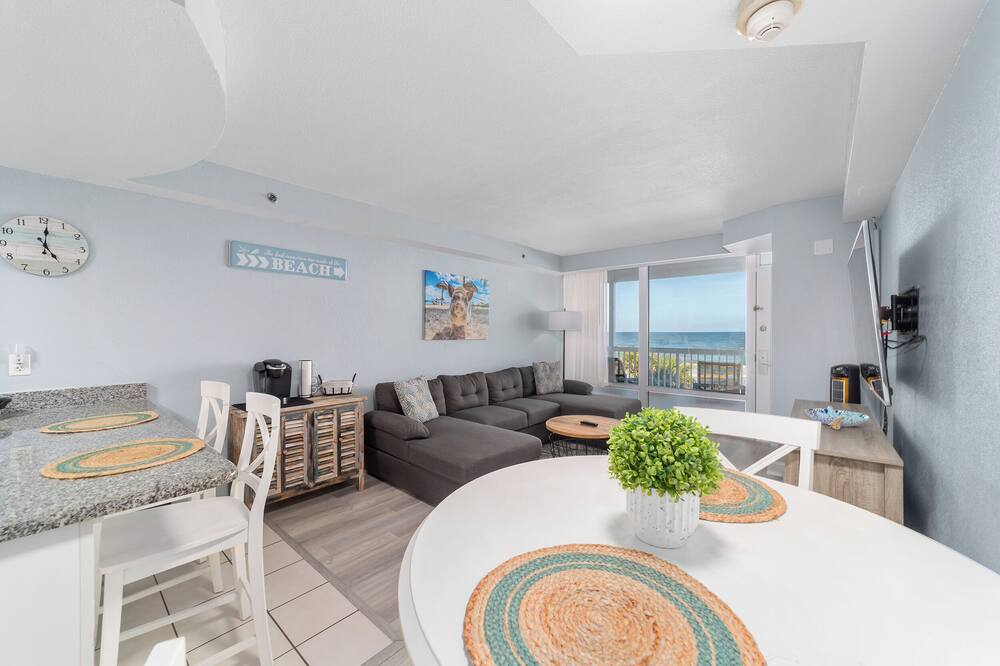 The Salty Pig Oceanfront Condo - Daytona Beach