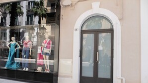 A storefront with mannequins displaying clothing. - 2 Bedroom Apartment in Taranto (Taranto)