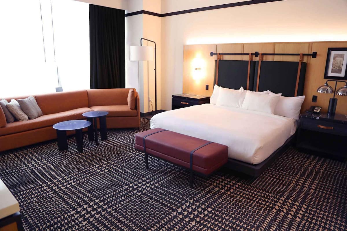 Premium Single Room, 1 Katil Raja (King) | 1 bilik tidur, peralatan tempat tidur premium, peti besi dalam bilik