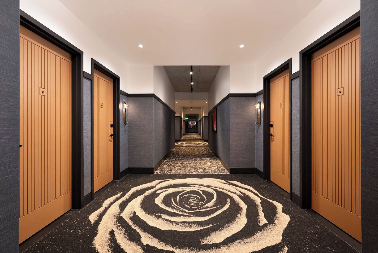 Luxe beddengoed, een kluis op de kamer, een bureau, een laptopwerkplek