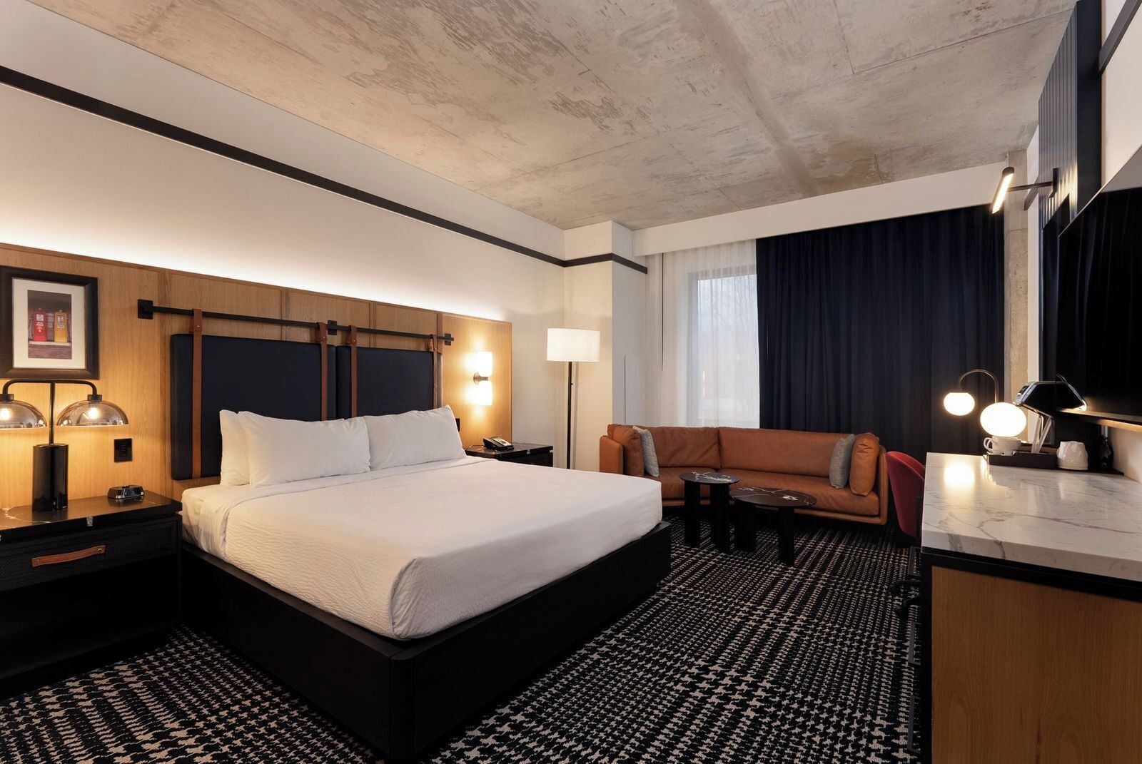 高級寢具、房內夾萬、書桌、手提電腦工作空間