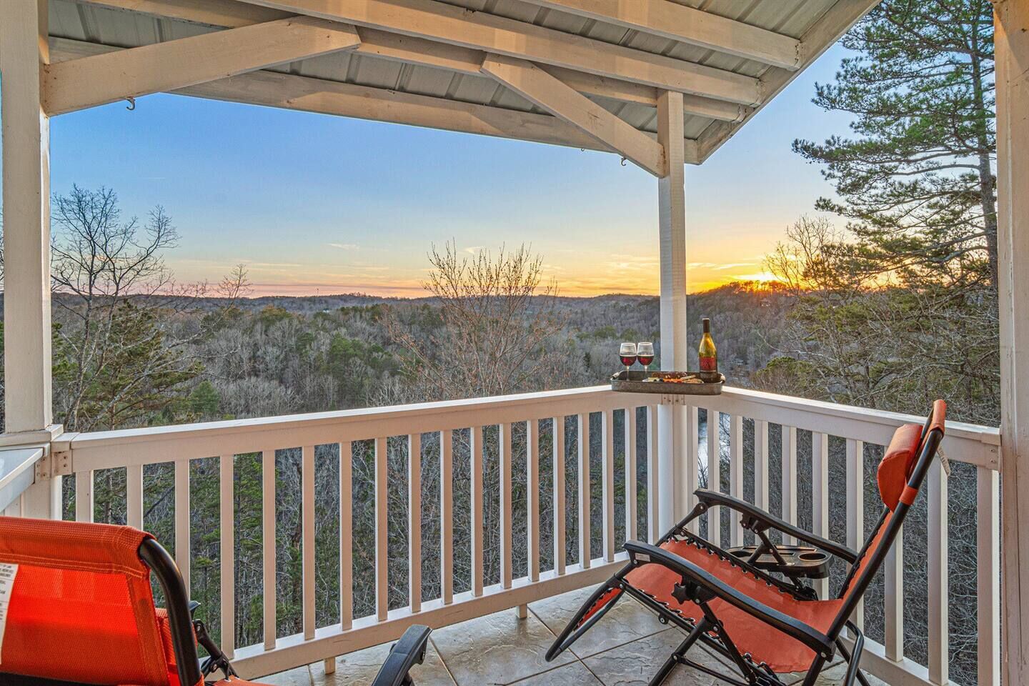 Serene and river view/Hot Tub/Games