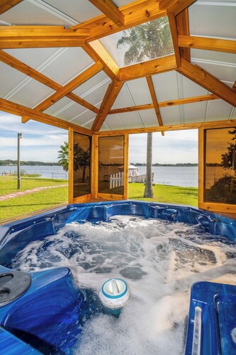 Carefree Cove on Lake Connie - With Hot Tub! 15 mins to Legoland 
