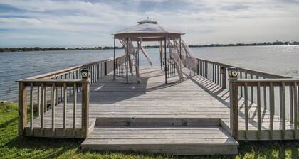Carefree Cove on Lake Connie - With Hot Tub! 15 mins to Legoland