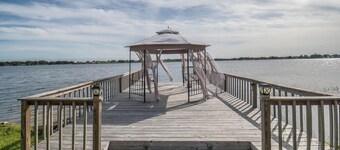 Carefree Cove on Lake Connie - With Hot Tub! 15 mins to Legoland