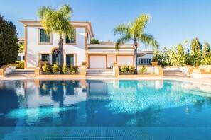 A two-story house with a swimming pool in front. - CYPRESS VILLA (Albufeira)