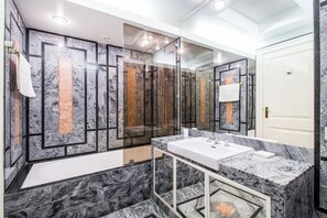 Haartrockner, Bidet, Handtücher, Seife