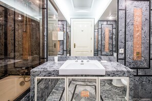 Secadora de cabello, bidet, toallas, jabón 