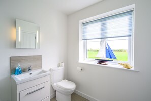 Bathroom - Tarka Coastguard Cottage 6, Tarka Lane (Woolacombe)