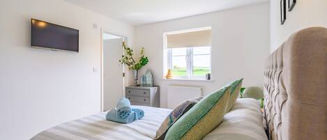 2 bedrooms, iron/ironing board, Internet, bed sheets