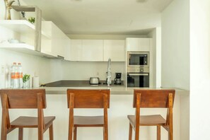 Kühlschrank, Mikrowelle, Ofen, Herdplatte