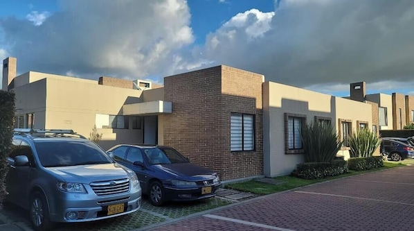 Un edificio moderno con un área de estacionamiento.