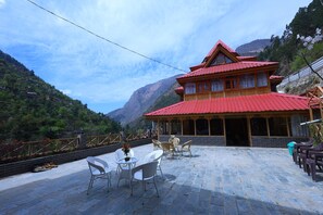 Outdoor dining - Tirthan Village Resort (Banjar)
