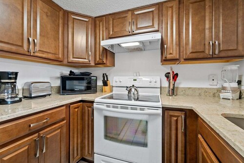 Oceanfront Condo with Private Balcony, Pools, Tennis!