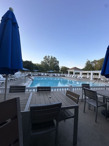 The Villages FL Community w/ Elec. Golf Cart. Restaurants, Shopping & Hospitals.