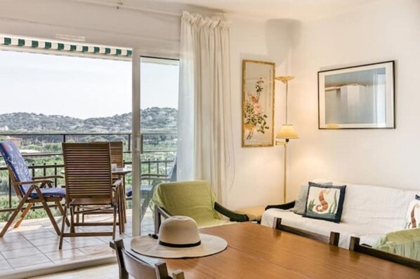 TV, table football, ping pong - Beautiful apartment with pool and view (Sant Antoni de Calonge)