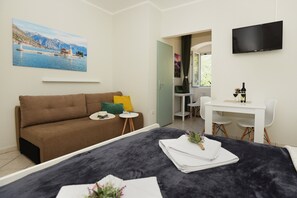 Familie studio | Een bureau, gratis wifi, beddengoed