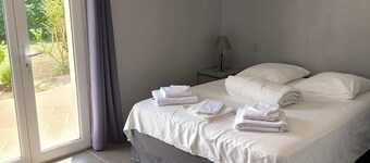 Maison Dans les Vignes Avec 5 Chambres et Piscine