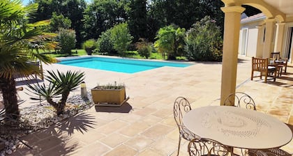 Maison Dans les Vignes Avec 5 Chambres et Piscine