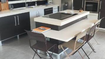 Een microgolfoven, een oven, een kookplaat, een vaatwasser