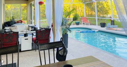 Stunning Lake house,heated pool, pet friendly,close to beach, restaurants ,bars