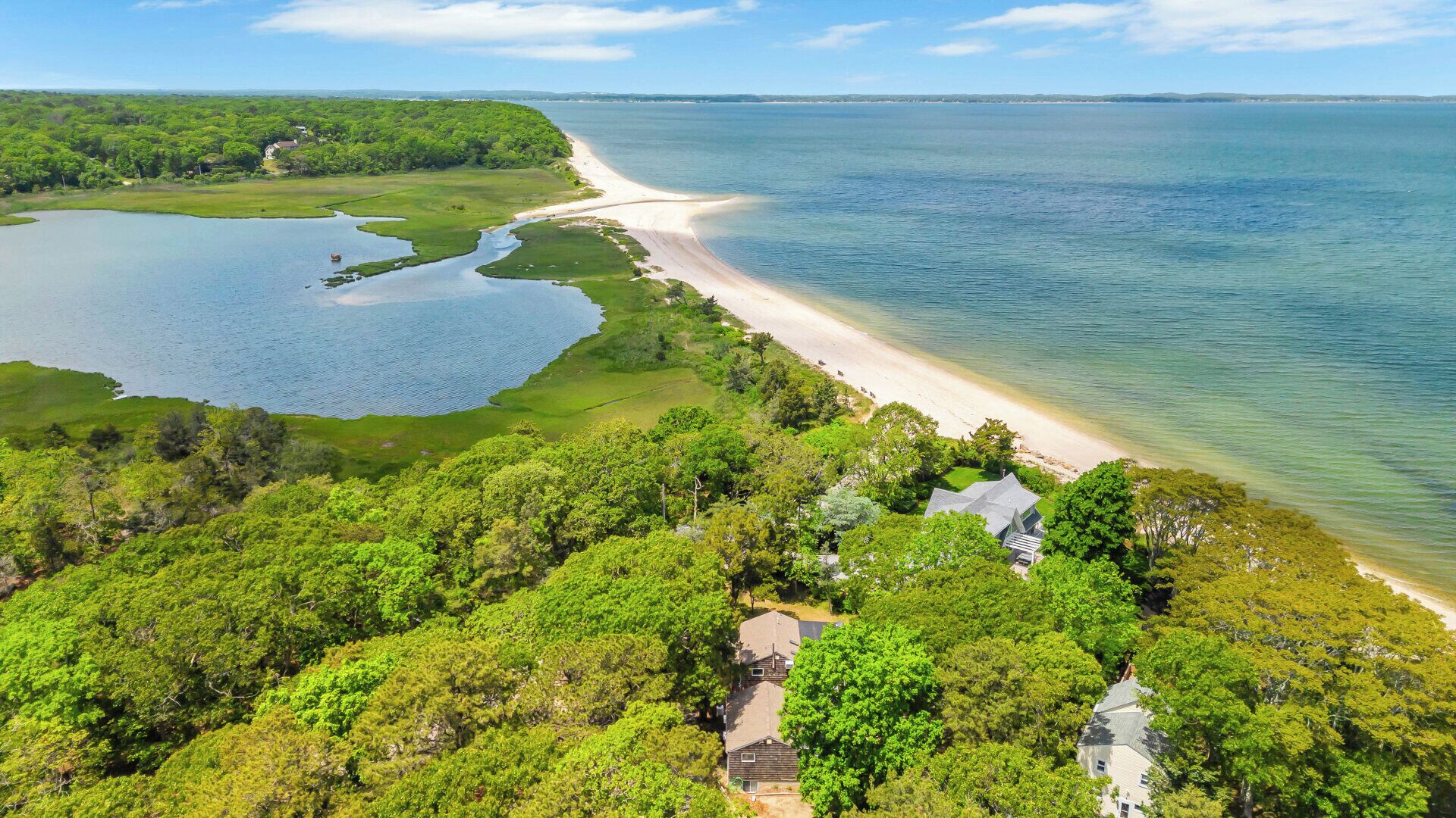 Cozy Hampton Bays Beach Cottage one Block from the Beach, Perfect for Couples