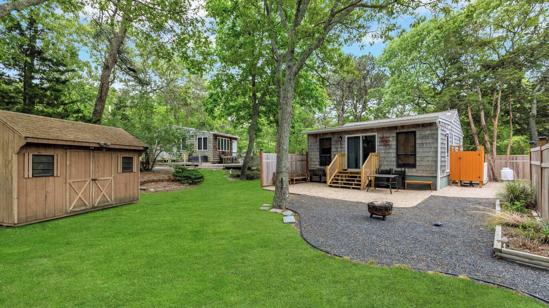 Cozy Hampton Bays Beach Cottage one Block from the Beach, Perfect for Couples