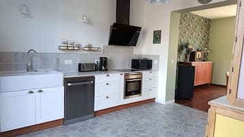 KĂŒhlschrank, Mikrowelle, Ofen, Herdplatte