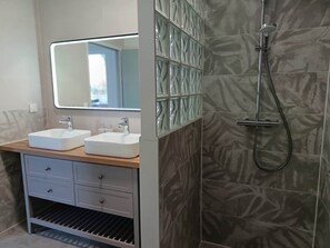 Een douche, een haardroger, handdoeken, toiletpapier