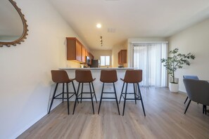 Mikrobølgeovn, ovn, kokeplater og oppvaskmaskin