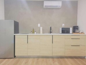 Private kitchen - Wildwood Studio Your Stylish Nature Escape Awaits! (Tampa)