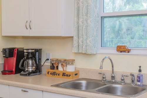 Bartow Oaks Oasis - Close to Downtown - Sleeps 7!