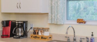 Bartow Oaks Oasis - Close to Downtown - Sleeps 7!